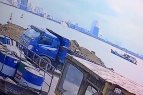 Khoảnh khắc xe tải rơi xuống biển, một tài xế tử vong tại cảng Tiên Sa ở Đà Nẵng