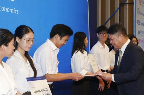 Trao học bổng Đinh Thiện Lý gần 8,8 tỷ cho sinh viên vượt khó