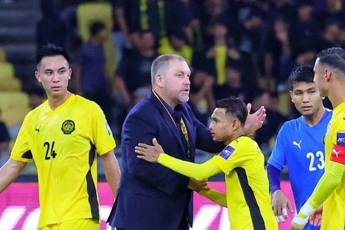 Liên đoàn bóng đá Malaysia và HLV trưởng lời qua tiếng lại sau scandal nhập tịch gian lận