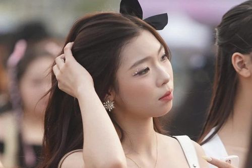 Hàng vạn em xinh đổ về Mỹ Đình