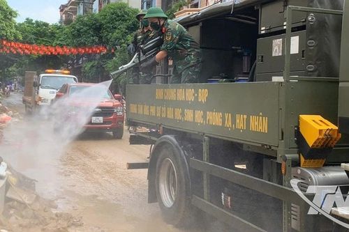 Quân đội, y tế phun hóa chất khử khuẩn sau mưa lũ tại Thái Nguyên