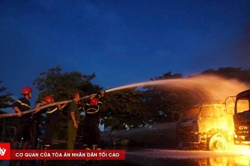 Huy động xe rô-bốt dập đám cháy lớn gần cây xăng