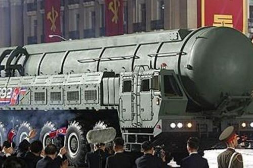 Tên lửa Hwasong-20 AI tầm bắn 15.000km, công nghệ hạt nhân đỉnh cao, 'thay đổi quân sự toàn cầu'