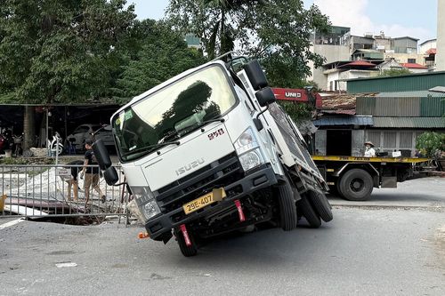 Vụ ô tô bị sụp hố, xe cứu hộ đến cứu cũng sa lầy: Chủ đầu tư giải trình gì?