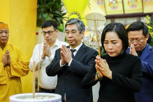 Phó Chủ tịch Quốc hội và lãnh đạo các bộ, ngành viếng Hòa thượng Thích Trí Tịnh
