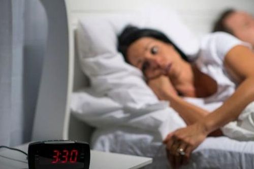 Vì sao có người đặt lưng là ngủ, người lại trằn trọc đến sáng?