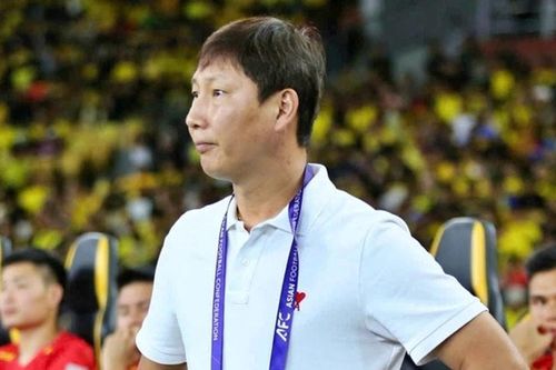 Quá khó cho tuyển Việt Nam trước Malaysia; Nhà Glazer ra giá bán đứt MU