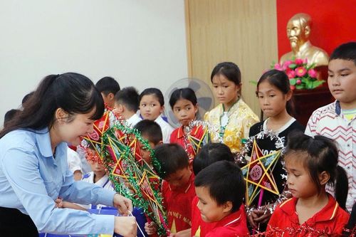Trao 100 suất quà của Trung ương Đoàn cho học sinh có hoàn cảnh khó khăn tại Nghệ An