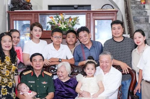 Tổng Bí thư Tô Lâm thăm, tặng quà Mẹ Việt Nam anh hùng tại Nghệ An