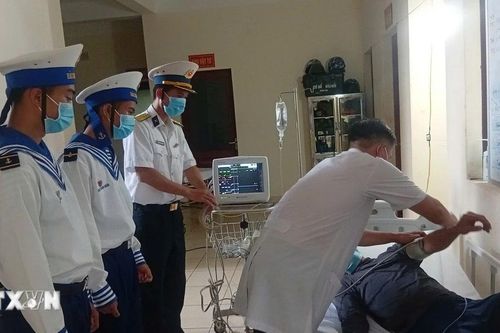 Khánh Hòa: Cấp cứu kịp thời ngư dân bị bệnh ở đảo Trường Sa