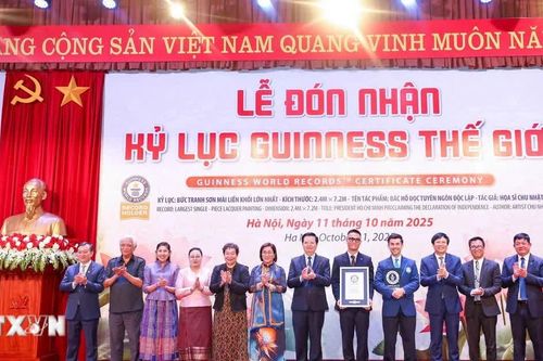 Bức tranh sơn mài 'Bác Hồ đọc Tuyên ngôn Độc lập' được trao Kỷ lục Guinness