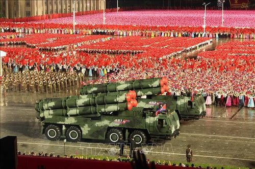 Triều Tiên ra mắt ICBM mới trong lễ duyệt binh hoành tráng