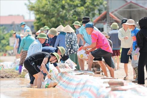 Hà Nội: Đảm bảo nước sạch, an toàn thực phẩm tại vùng ngập úng xã Trung Giã và Đa Phúc