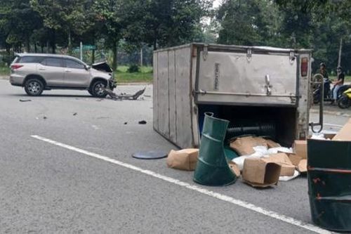 Xe tải lật giữa đường sau vụ va chạm với ô tô 7 chỗ
