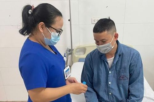 Đi khám vì tiểu máu, người đàn ông 40 tuổi tá hỏa khi phát hiện mắc hội chứng 'bụng quả mận khô'
