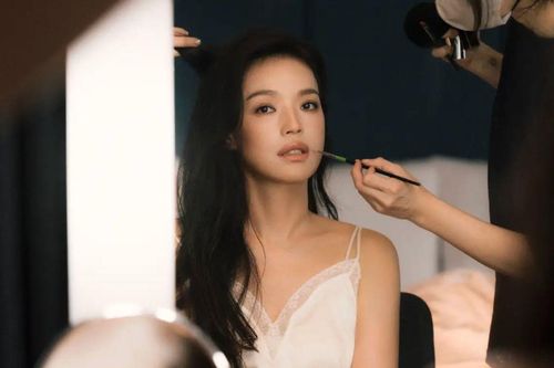 Thư Kỳ mặc áo hai dây lấp ló khoe vẻ gợi cảm, để lộ một chi tiết khó tin ở tuổi 49