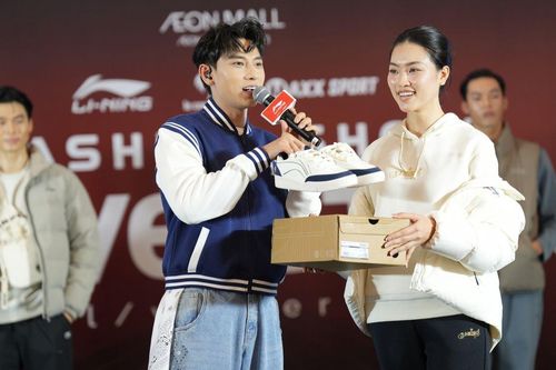 Isaac trình diễn ấn tượng và giới thiệu đôi giày đầu tiên tự tay thiết kế