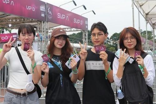 Gen Z bay hơn 1.000 km đến xem concert 'Em xinh say hi'