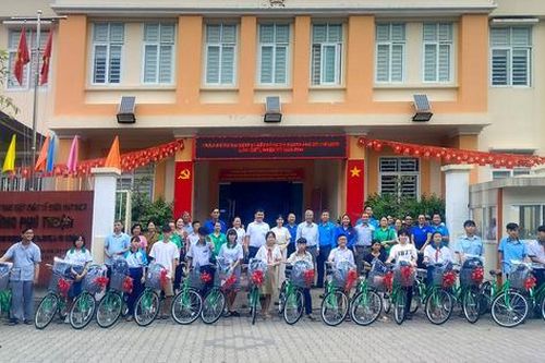 Trao quà 'Tiếp sức học sinh vượt khó - Vui bước đến trường'