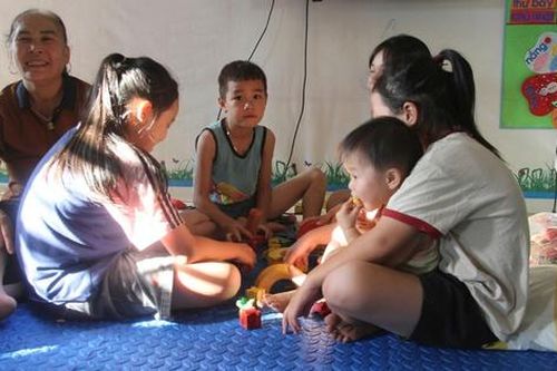 Chăm sóc trẻ em tránh trú bão nơi 'rốn lũ' Hợp Thịnh