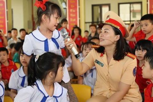 CSGT Hưng Yên phổ biến kiến thức an toàn giao thông cho hơn 1.000 học sinh
