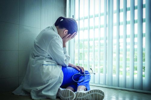 WHO cảnh báo tình trạng khủng hoảng sức khỏe tâm thần trong đội ngũ bác sĩ và y tá tại châu Âu