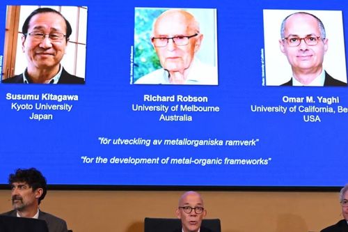 Giải Nobel Hóa học 2025 được trao cho các nhà hóa học về phát triển dạng kiến trúc phân tử hoàn toàn mới