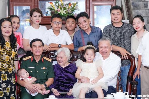 Tổng Bí thư Tô Lâm thăm, tặng quà Mẹ Việt Nam anh hùng tại Nghệ An