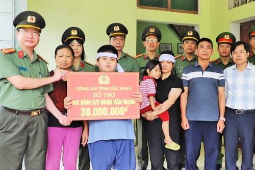 Công an tỉnh Bắc Ninh hỗ trợ 30 triệu đồng cho thân nhân đồng chí Đoàn Văn Mạnh bị tử vong khi chống lũ