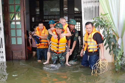 Lực lượng vũ trang ứng cứu hàng trăm hộ dân phường Đa Mai đến nơi an toàn