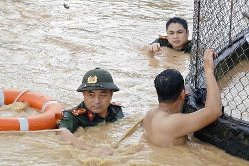 Vượt hiểm nguy cứu dân trong lũ dữ
