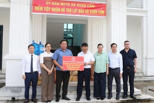 Trao quà cho người dân ảnh hưởng bởi bão lũ tại xã Xuân Cẩm
