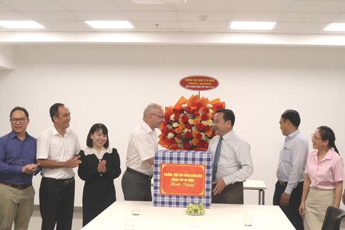 Phó Chủ tịch HĐND thành phố Nguyễn Công Thanh thăm, tặng quà các doanh nghiệp