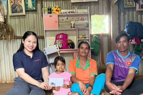 Trao tiền của bạn đọc hỗ trợ đợt 2 cho thiếu nhi bị xơ gan ở xã Biển Hồ