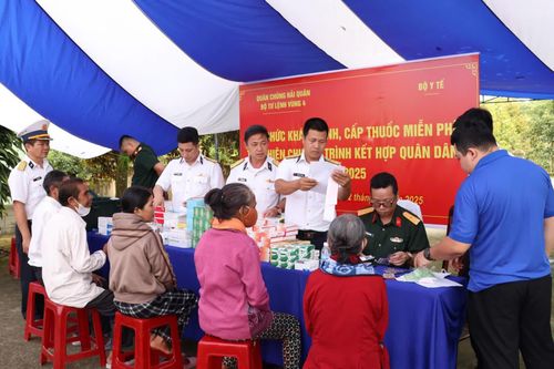 Vùng 4 Hải quân khám bệnh, cấp thuốc miễn phí cho người dân xã Khánh Sơn