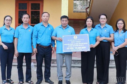 Liên đoàn Lao động tỉnh Lào Cai thăm, tặng quà đoàn viên, người lao động và người dân tỉnh Thái Nguyên bị ảnh hưởng mưa lũ