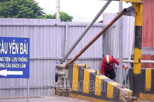 Cảnh báo tình trạng học sinh, người dân cố tình chui rào chắn đi bộ qua cầu Yên Bái