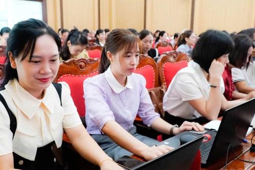 Xã Mậu A tổ chức Lễ phát động phong trào 'Bình dân học vụ số' và tập huấn ứng dụng trí tuệ nhân tạo