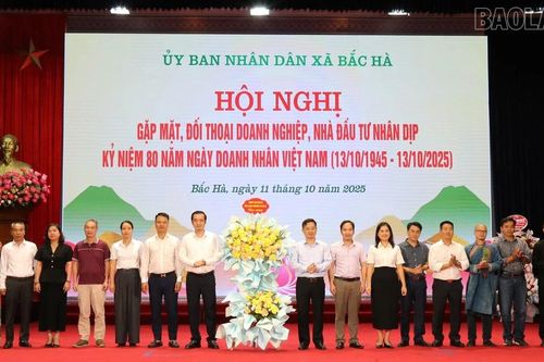 Bắc Hà gặp mặt, đối thoại với doanh nghiệp, nhà đầu tư nhân Ngày Doanh nhân Việt Nam