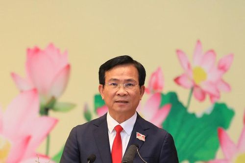Đồng chí Hồ Văn Mười báo cáo tiếp thu, giải trình các ý kiến đóng góp tại Đại hội Đảng bộ tỉnh Lâm Đồng