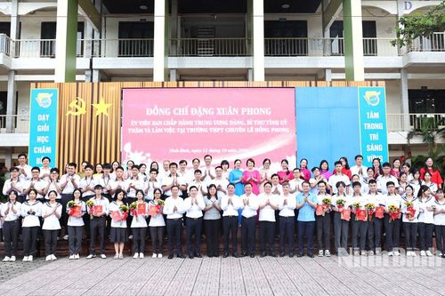 Đồng chí Bí thư Tỉnh ủy Đặng Xuân Phong thăm Trường THPT chuyên Lê Hồng Phong và kiểm tra, thị sát thực tế một số điểm chung cư cũ trên địa bàn phường Nam Định