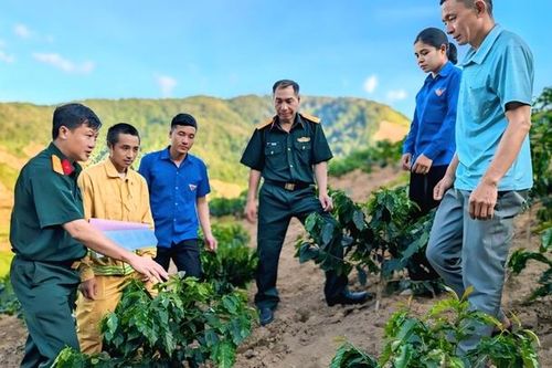 'Bám dân, bám bản, vì sự phát triển của vùng biên'