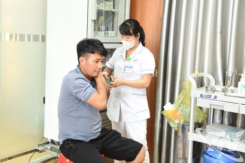 Người dân chủ động đến cơ sở y tế tiêm phòng uốn ván