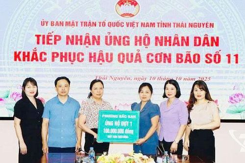 Phường Bắc Kạn trao tặng 300 triệu đồng hỗ trợ khắc phục hậu quả thiên tai