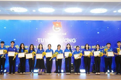 Hơn 60 học sinh, sinh viên được tuyên dương vì thành tích xuất sắc trong học tập, rèn luyện