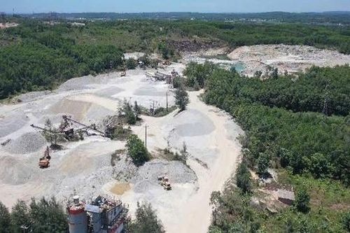 Trèo vào thùng xe xúc kiểm tra, tài xế tử vong do bị đá đổ lên người