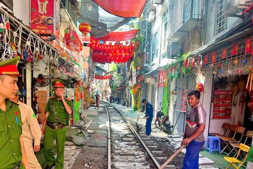 Hà Nội: Xử lý nhiều vi phạm hành lang an toàn đường sắt