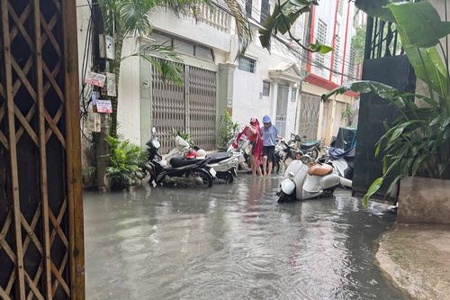 Hà Nội: Chỉ mưa 20 phút, ngõ dân sinh đã ngập sâu nước cống