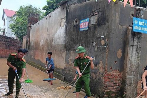 Công an Hà Nội chung tay hỗ trợ người dân khắc phục hậu quả sau mưa lũ