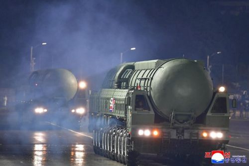 Triều Tiên ra mắt tên lửa đạn đạo mới tại lễ duyệt binh